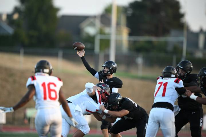 Tualatin star lineman announces Pac-12 football commitment