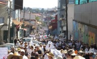Lucha del sombrero reúne a cerca de 100 mil en el centro de Uruapan