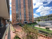 Escalofriante video en Bogotá: hombre dispara al aire frente a exclusivo conjunto residencial