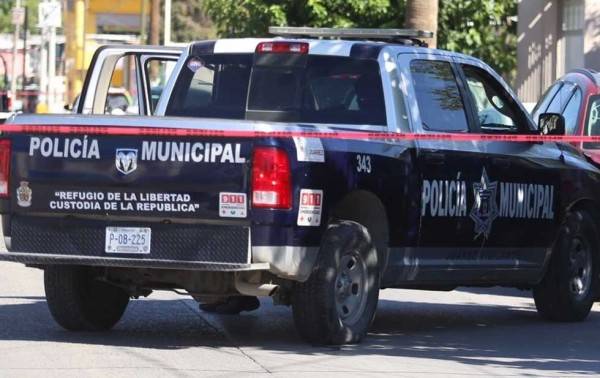 Tiran cuerpo con el pantalón hasta las pantorrillas