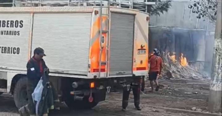 Depósito de una empresa sufrió un incendio en Monterrico