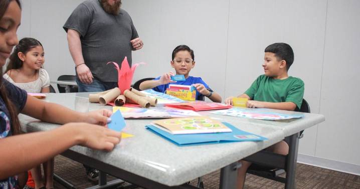 Profesor de narración oral busca apoyo comunitario tras la escasez de fondos