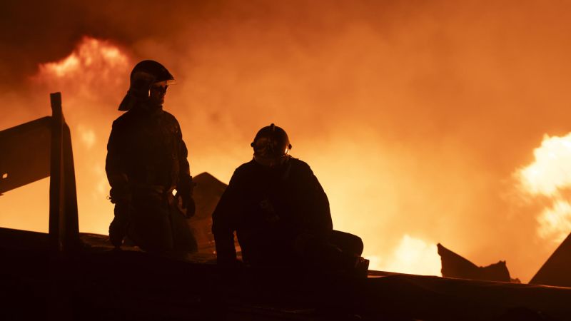 Continúan las labores para controlar el incendio en un polo industrial en Ezeiza, Argentina
