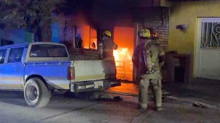 Atrapa incendio a abuelitos; veladora en altar habría causado fuego