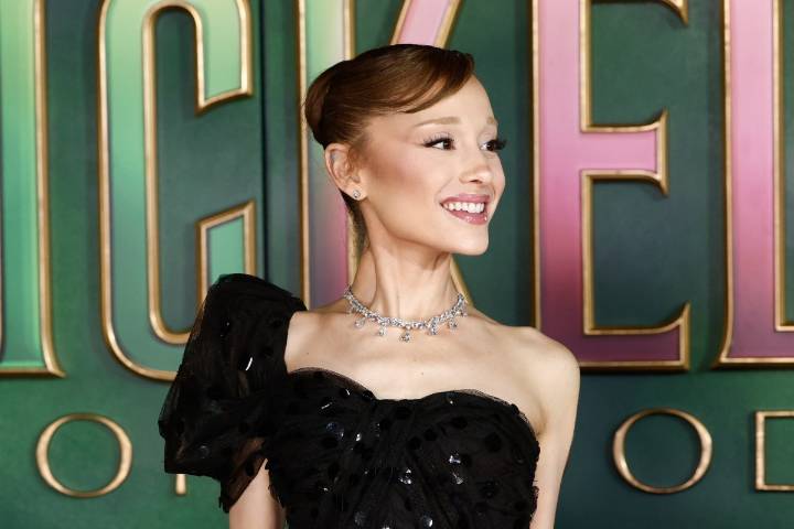 Acusan al hombre que se abalanzó sobre Ariana Grande en el estreno de ‘Wicked’ en Singapur