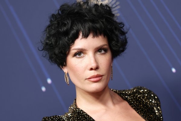 La manicura tropical de Halsey con piedras lunares nos transporta a unas vacaciones de los 90