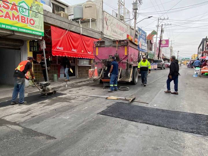 Trabajos de bacheo en Monclova generan desvíos y tráfico intenso