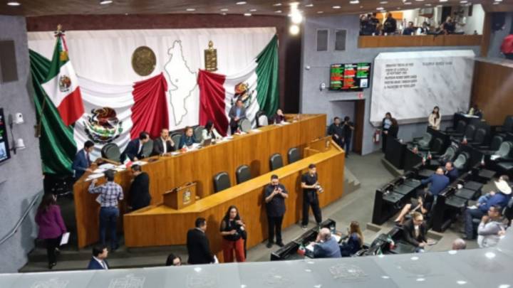 Diputados critican a AyD por no cobrar adeudo a refinería de Cadereyta
