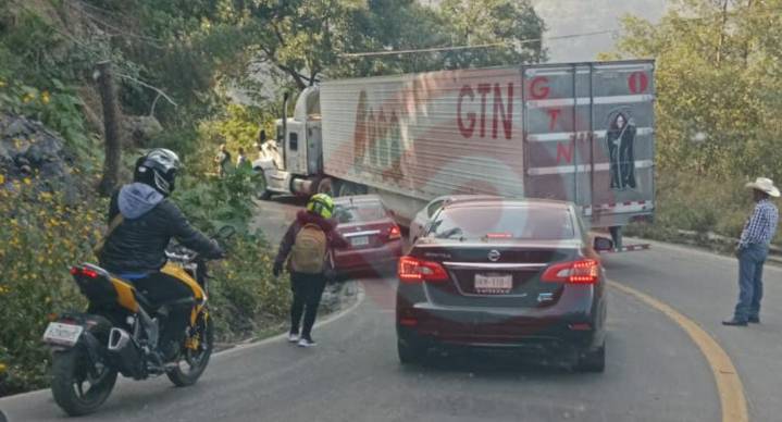 Tráiler chocó con un automóvil