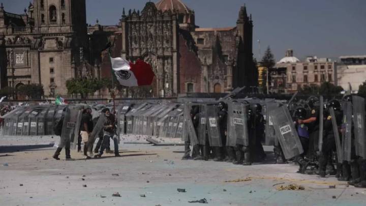 Repliegan del Palacio Nacional a participantes de la marcha de la Generación Z