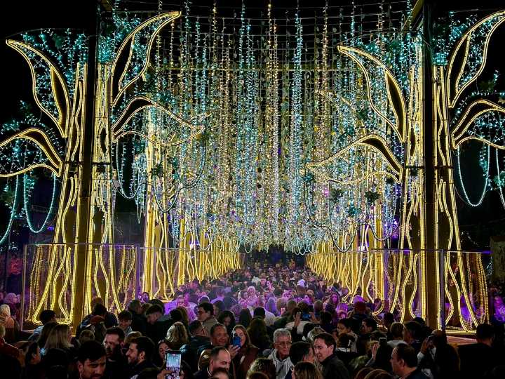 Fuengirola recibe la Navidad con el encendido de la iluminación artística navideña