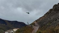 Un helicóptero traslada los tensores de la malla que protegerá a Genestoso (Cangas del Narcea) de desprendimientos