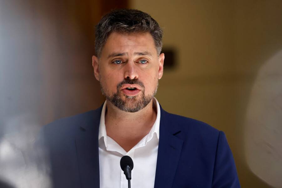 Manouchehri y AC contra juez Simpertigue: “Confío en que la Cámara de Diputados va a actuar conforme a los intereses de los chilenos”