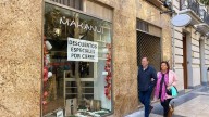 Más cierres en el centro de Zaragoza: una tienda de ropa baja la persiana en la calle Don Jaime