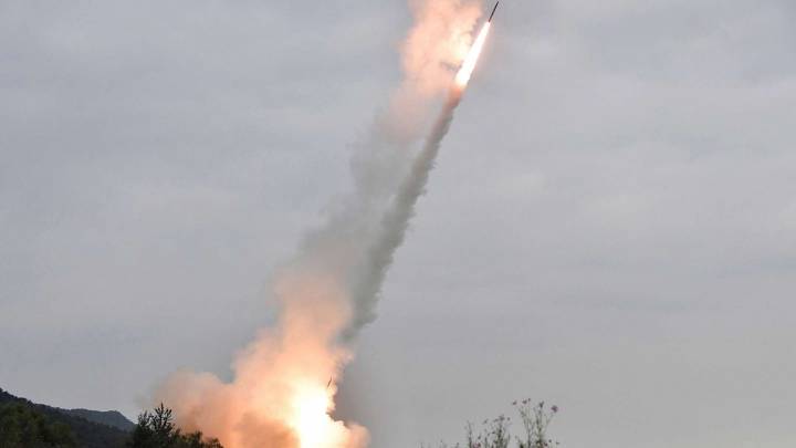 Corea del sur acusa a Norcorea de lanzar cohetes de artillería durante visita de jefe del Pentágono