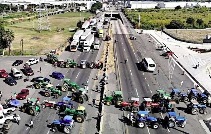 Transportistas y campesinos protestan con bloqueos carreteros; demandan seguridad y apoyo agrícola