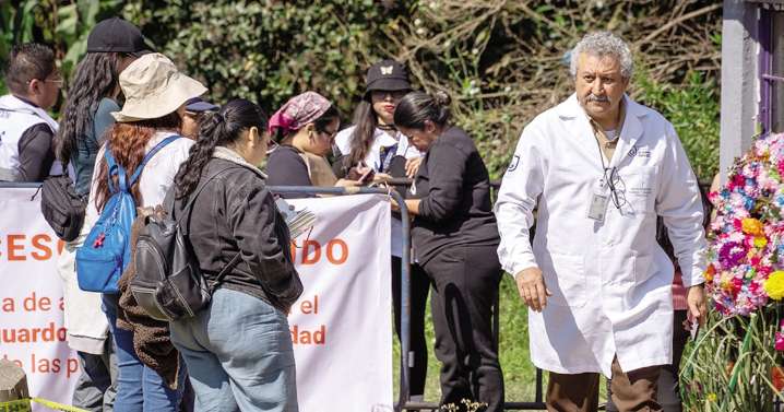 Arranca la exhumación de restos en Panteón Dolores; CDMX, con crisis de peritos