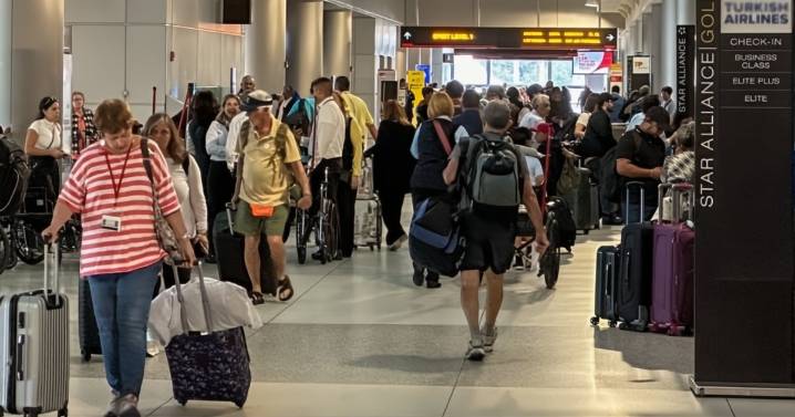 EE.UU. pide a los pasajeros que se vistan "con respeto" en los aviones: ¿Un plan realista?