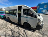 Colectivo ‘se come’ el alto e impacta a motociclista en Villas del Sol