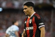 Llamándolo “traidor” y con billetes con su cara: el tenso recibimiento de Racing a Maximiliano Salas y River Plate