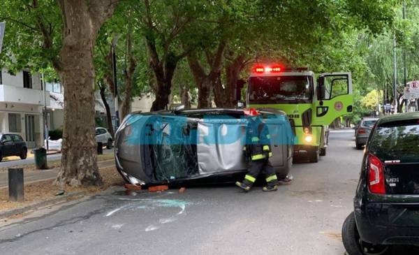 Impactante vuelco en La Plata: un auto chocó contra un árbol y terminó de costado en plena avenida 60