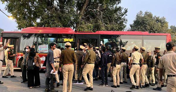 Organisers of Delhi protest against air pollution allege police pressured them to call off stir