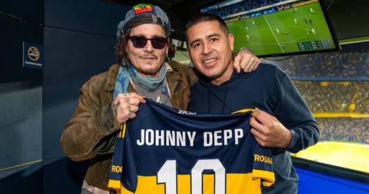 Johnny Depp asistió al partido de Boca en La Bombonera junto a Vero Lozano y Corcho Rodríguez