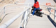 Motociclistas usan puentes peatonales ante el caos vial por obras en Carretera a Chapala