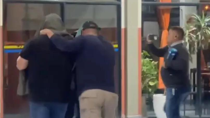 Avioneta narco: Los pilotos quisieron huir en colectivo, los detuvieron en la terminal