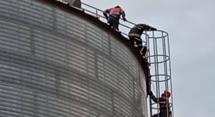 Bomberos rescataron a un operario en un silo