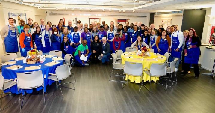 Voluntarios sirven a necesitados en cena de acción de gracias de Caridades Católicas