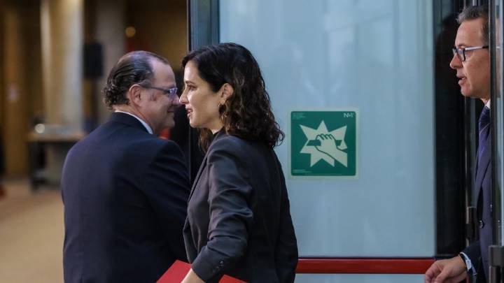 Ayuso abandona en ambulancia la misa de la Almudena al sufrir una “leve indisposición”