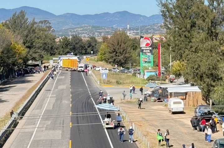 Maestros de Sección 22 bloquean autopista #Oaxaca-Cuacnopalan en Nochixtlán, por demandas laborales