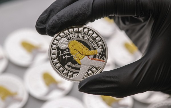 Presentan moneda de homenaje a Freddie Mercury