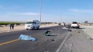 Jóvenes mueren tras violento choque entre moto y camioneta en Majes