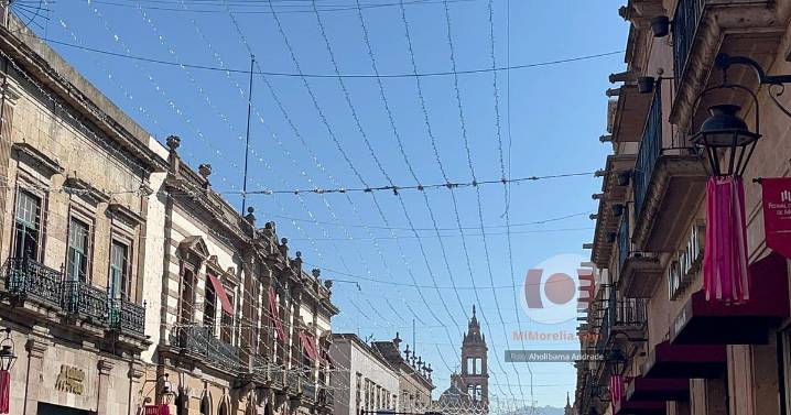 Avanzan trabajos de iluminación y decoración navideña en Morelia