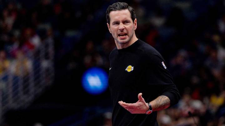 Lakers HC JJ Redick’s shirt before Bucks game sends a big message to Deandre Ayton