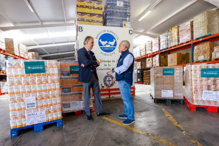 Fundación Globalcaja hace una donación al Banco de Alimentos