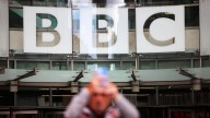 La BBC pide disculpas a Trump por la edición de un vídeo pero rechaza la demanda por difamación