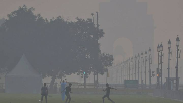 Delhi's air pollution turns deadly: AQI hits 727 as stubble fires, stagnant winds choke the capital