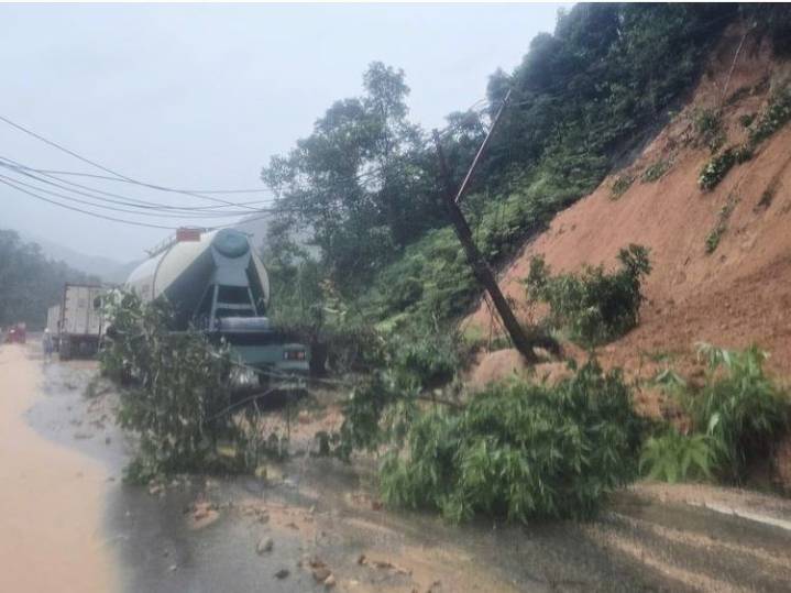 Landslide strikes bus on mountain pass in Vietnam, killing 6
