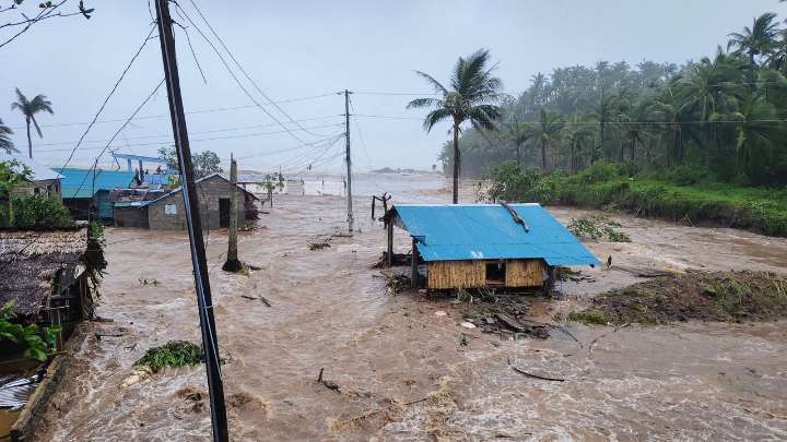 Impactante video del súper tifón Fung-wong golpeando las costas de Filipinas: casi un millón de personas fueron evacuadas
