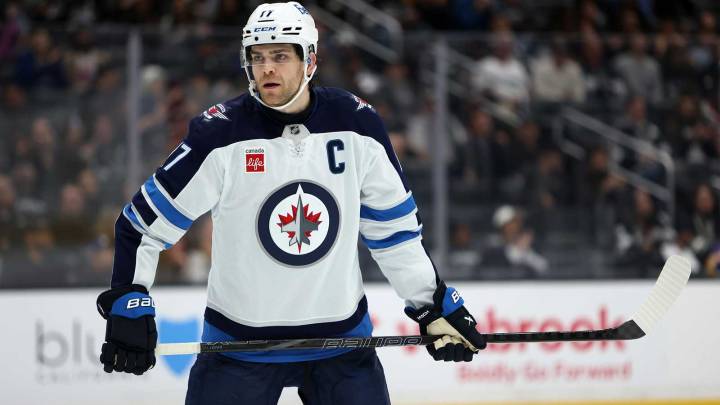 Jets sign captain Adam Lowry to $25 million contract