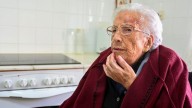 Una leonesa de 112 años reivindica con su DNI ser la mujer más longeva de España