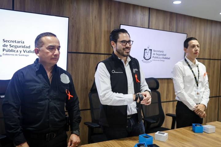 Santiago lanza pulsera para mujeres víctimas de violencia