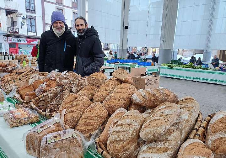 Hiru okin daude ferian, era askotako ogiak eta gozoak eskainiz