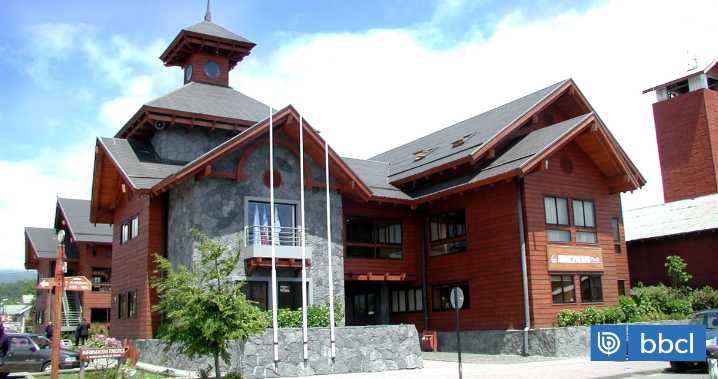 Municipio de Pucón reconoce preinforme de Contraloría: develó millonarios sobresueldos a funcionarios