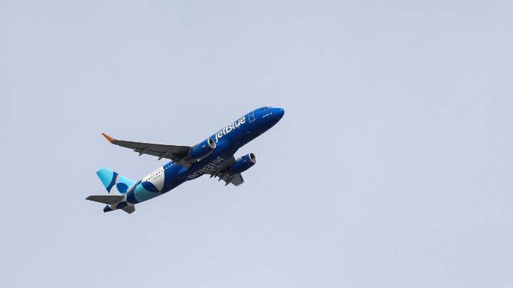 US cuts flights by 10% as shutdown chaos pushes air travel towards crisis