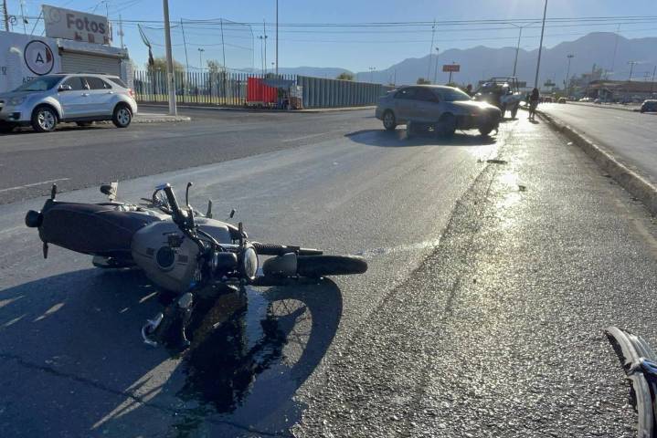 Derriba y lesiona a motociclista al atravesarse en Saltillo; afirma que el sol lo encandiló
