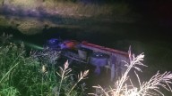 Camión cayó a un canal en plena madrugada y buscan al conductor